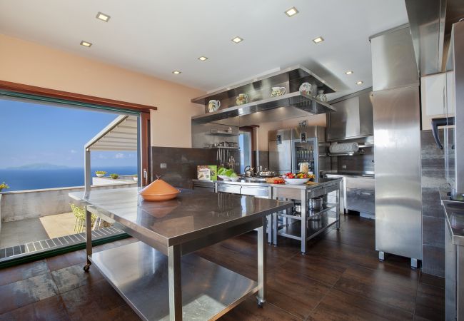 Villa a Massa Lubrense - AMORE RENTALS - Villa Elia con Piscina Privata, Vista Mare, Parcheggio, Terrazzi e Giardino Villa a Massa Lubrense - AMORE RENTALS - Villa Elia con Piscina Privata, Vista Mare, Parcheggio, Terrazzi e Giardino