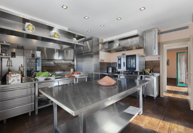 Villa a Massa Lubrense - AMORE RENTALS - Villa Elia con Piscina Privata, Vista Mare, Parcheggio, Terrazzi e Giardino Villa a Massa Lubrense - AMORE RENTALS - Villa Elia con Piscina Privata, Vista Mare, Parcheggio, Terrazzi e Giardino