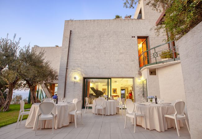 Villa a Massa Lubrense - AMORE RENTALS - Villa Elia con Piscina Privata, Vista Mare, Parcheggio, Terrazzi e Giardino Villa a Massa Lubrense - AMORE RENTALS - Villa Elia con Piscina Privata, Vista Mare, Parcheggio, Terrazzi e Giardino