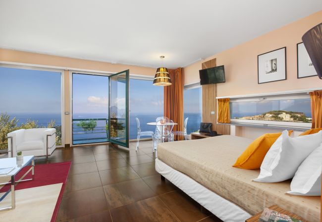 Villa a Massa Lubrense - AMORE RENTALS - Villa Elia con Piscina Privata, Vista Mare, Parcheggio, Terrazzi e Giardino Villa a Massa Lubrense - AMORE RENTALS - Villa Elia con Piscina Privata, Vista Mare, Parcheggio, Terrazzi e Giardino