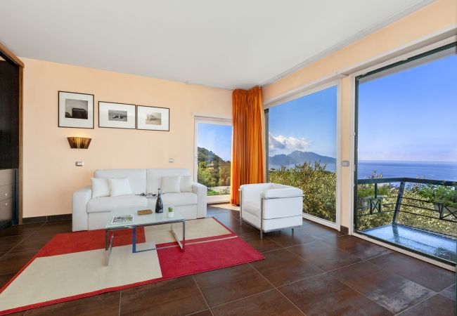 Villa a Massa Lubrense - AMORE RENTALS - Villa Elia con Piscina Privata, Vista Mare, Parcheggio, Terrazzi e Giardino Villa a Massa Lubrense - AMORE RENTALS - Villa Elia con Piscina Privata, Vista Mare, Parcheggio, Terrazzi e Giardino