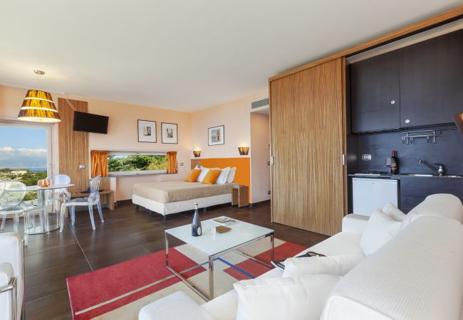 Villa a Massa Lubrense - AMORE RENTALS - Villa Elia con Piscina Privata, Vista Mare, Parcheggio, Terrazzi e Giardino Villa a Massa Lubrense - AMORE RENTALS - Villa Elia con Piscina Privata, Vista Mare, Parcheggio, Terrazzi e Giardino