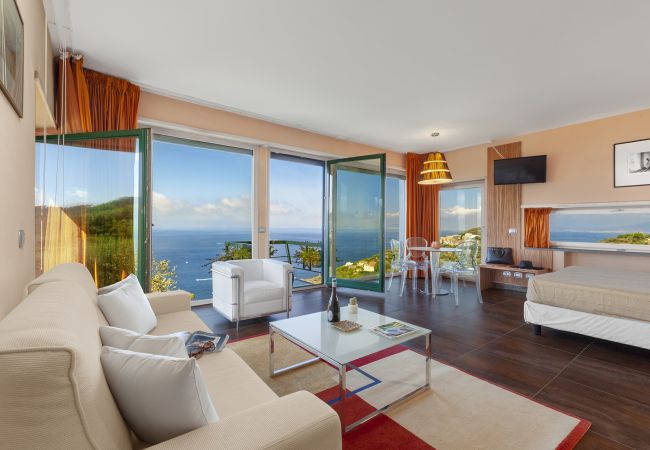 Villa a Massa Lubrense - AMORE RENTALS - Villa Elia con Piscina Privata, Vista Mare, Parcheggio, Terrazzi e Giardino Villa a Massa Lubrense - AMORE RENTALS - Villa Elia con Piscina Privata, Vista Mare, Parcheggio, Terrazzi e Giardino