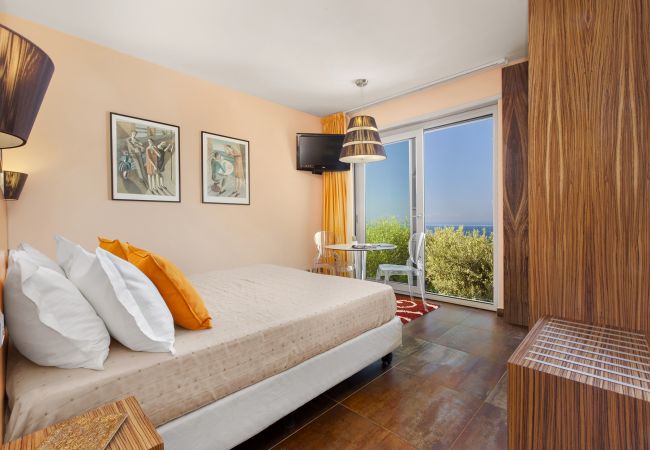 Villa a Massa Lubrense - AMORE RENTALS - Villa Elia con Piscina Privata, Vista Mare, Parcheggio, Terrazzi e Giardino Villa a Massa Lubrense - AMORE RENTALS - Villa Elia con Piscina Privata, Vista Mare, Parcheggio, Terrazzi e Giardino