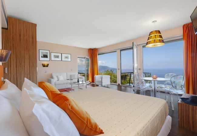 Villa a Massa Lubrense - AMORE RENTALS - Villa Elia con Piscina Privata, Vista Mare, Parcheggio, Terrazzi e Giardino Villa a Massa Lubrense - AMORE RENTALS - Villa Elia con Piscina Privata, Vista Mare, Parcheggio, Terrazzi e Giardino