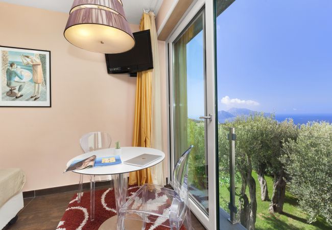 Villa a Massa Lubrense - AMORE RENTALS - Villa Elia con Piscina Privata, Vista Mare, Parcheggio, Terrazzi e Giardino Villa a Massa Lubrense - AMORE RENTALS - Villa Elia con Piscina Privata, Vista Mare, Parcheggio, Terrazzi e Giardino