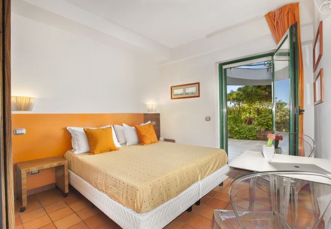 Villa a Massa Lubrense - AMORE RENTALS - Villa Elia con Piscina Privata, Vista Mare, Parcheggio, Terrazzi e Giardino Villa a Massa Lubrense - AMORE RENTALS - Villa Elia con Piscina Privata, Vista Mare, Parcheggio, Terrazzi e Giardino