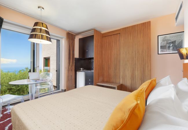 Villa a Massa Lubrense - AMORE RENTALS - Villa Elia con Piscina Privata, Vista Mare, Parcheggio, Terrazzi e Giardino Villa a Massa Lubrense - AMORE RENTALS - Villa Elia con Piscina Privata, Vista Mare, Parcheggio, Terrazzi e Giardino