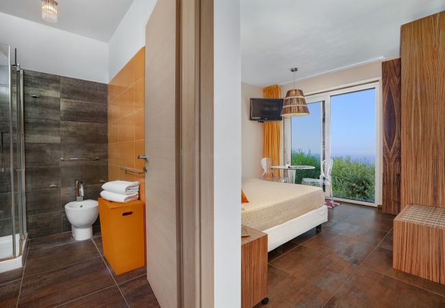 Villa a Massa Lubrense - AMORE RENTALS - Villa Elia con Piscina Privata, Vista Mare, Parcheggio, Terrazzi e Giardino Villa a Massa Lubrense - AMORE RENTALS - Villa Elia con Piscina Privata, Vista Mare, Parcheggio, Terrazzi e Giardino