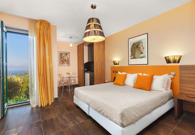 Villa a Massa Lubrense - AMORE RENTALS - Villa Elia con Piscina Privata, Vista Mare, Parcheggio, Terrazzi e Giardino Villa a Massa Lubrense - AMORE RENTALS - Villa Elia con Piscina Privata, Vista Mare, Parcheggio, Terrazzi e Giardino