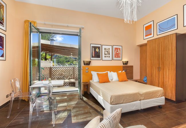 Villa a Massa Lubrense - AMORE RENTALS - Villa Elia con Piscina Privata, Vista Mare, Parcheggio, Terrazzi e Giardino Villa a Massa Lubrense - AMORE RENTALS - Villa Elia con Piscina Privata, Vista Mare, Parcheggio, Terrazzi e Giardino