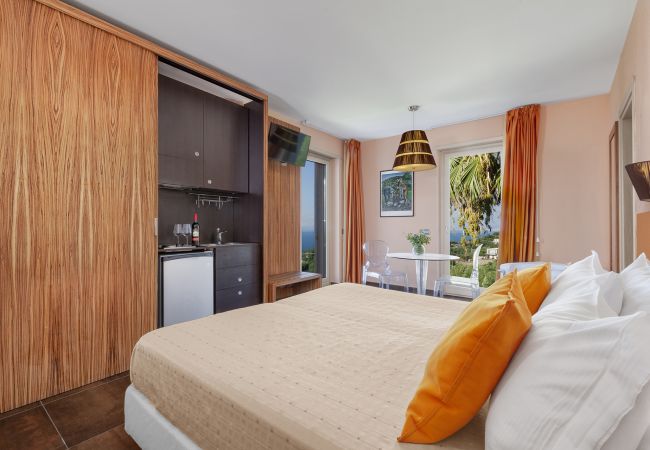 Villa a Massa Lubrense - AMORE RENTALS - Villa Elia con Piscina Privata, Vista Mare, Parcheggio, Terrazzi e Giardino Villa a Massa Lubrense - AMORE RENTALS - Villa Elia con Piscina Privata, Vista Mare, Parcheggio, Terrazzi e Giardino