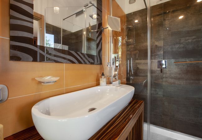 Villa a Massa Lubrense - AMORE RENTALS - Villa Elia con Piscina Privata, Vista Mare, Parcheggio, Terrazzi e Giardino Villa a Massa Lubrense - AMORE RENTALS - Villa Elia con Piscina Privata, Vista Mare, Parcheggio, Terrazzi e Giardino