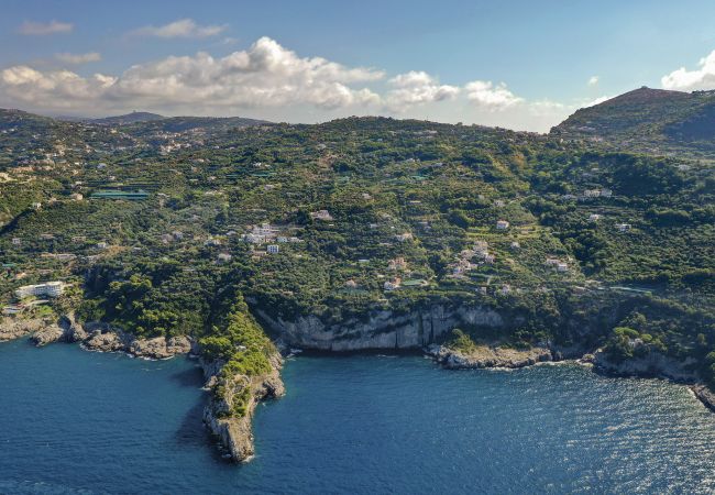 Villa a Massa Lubrense - AMORE RENTALS - Villa Elia con Piscina Privata, Vista Mare, Parcheggio, Terrazzi e Giardino Villa a Massa Lubrense - AMORE RENTALS - Villa Elia con Piscina Privata, Vista Mare, Parcheggio, Terrazzi e Giardino