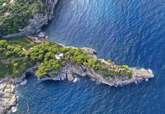 Villa a Massa Lubrense - AMORE RENTALS - Villa Elia con Piscina Privata, Vista Mare, Parcheggio, Terrazzi e Giardino Villa a Massa Lubrense - AMORE RENTALS - Villa Elia con Piscina Privata, Vista Mare, Parcheggio, Terrazzi e Giardino