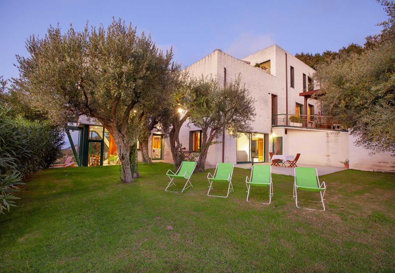 Villa a Massa Lubrense - AMORE RENTALS - Villa Elia con Piscina Privata, Vista Mare, Parcheggio, Terrazzi e Giardino