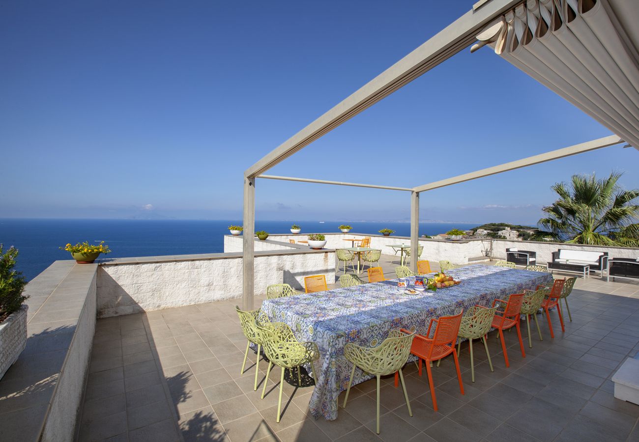 Villa a Massa Lubrense - AMORE RENTALS - Villa Elia con Piscina Privata, Vista Mare, Parcheggio, Terrazzi e Giardino