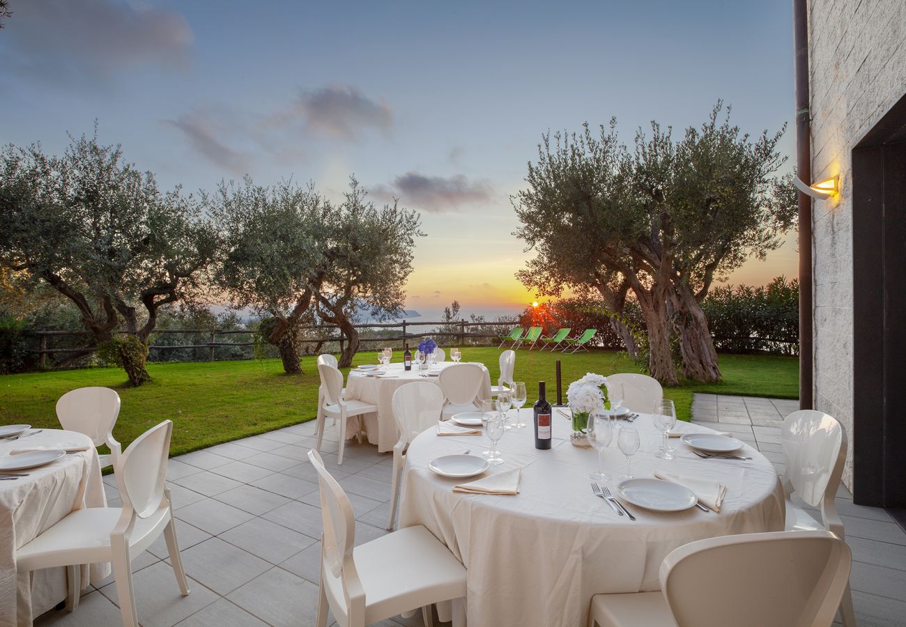 Villa a Massa Lubrense - AMORE RENTALS - Villa Elia con Piscina Privata, Vista Mare, Parcheggio, Terrazzi e Giardino