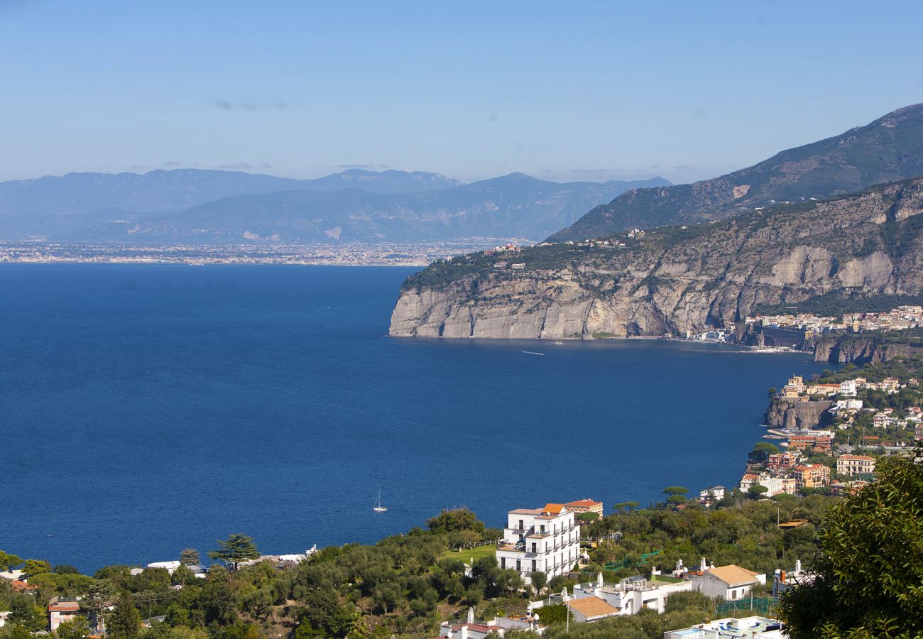 Villa a Sorrento - AMORE RENTALS - Villa Bianca con Piscina Privata, Vista Mare, Terrazzi, Parcheggio e Barbecue