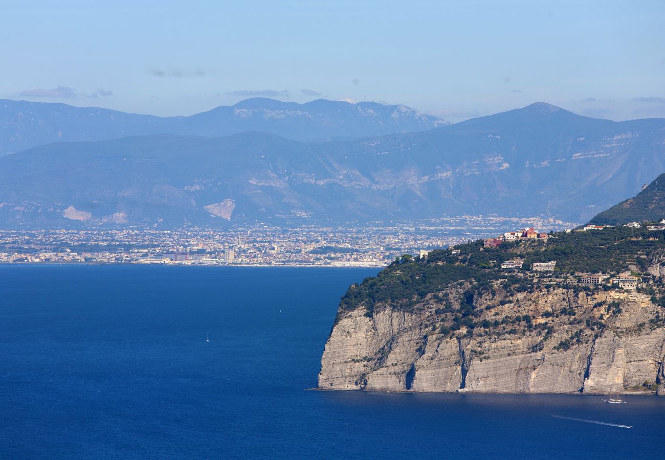 Villa a Sorrento - AMORE RENTALS - Villa Bianca con Piscina Privata, Vista Mare, Terrazzi, Parcheggio e Barbecue