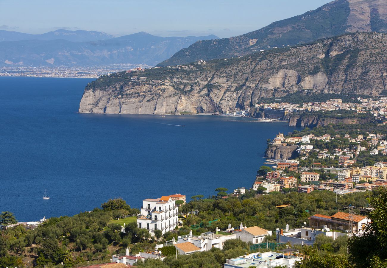 Villa a Sorrento - AMORE RENTALS - Villa Bianca con Piscina Privata, Vista Mare, Terrazzi, Parcheggio e Barbecue