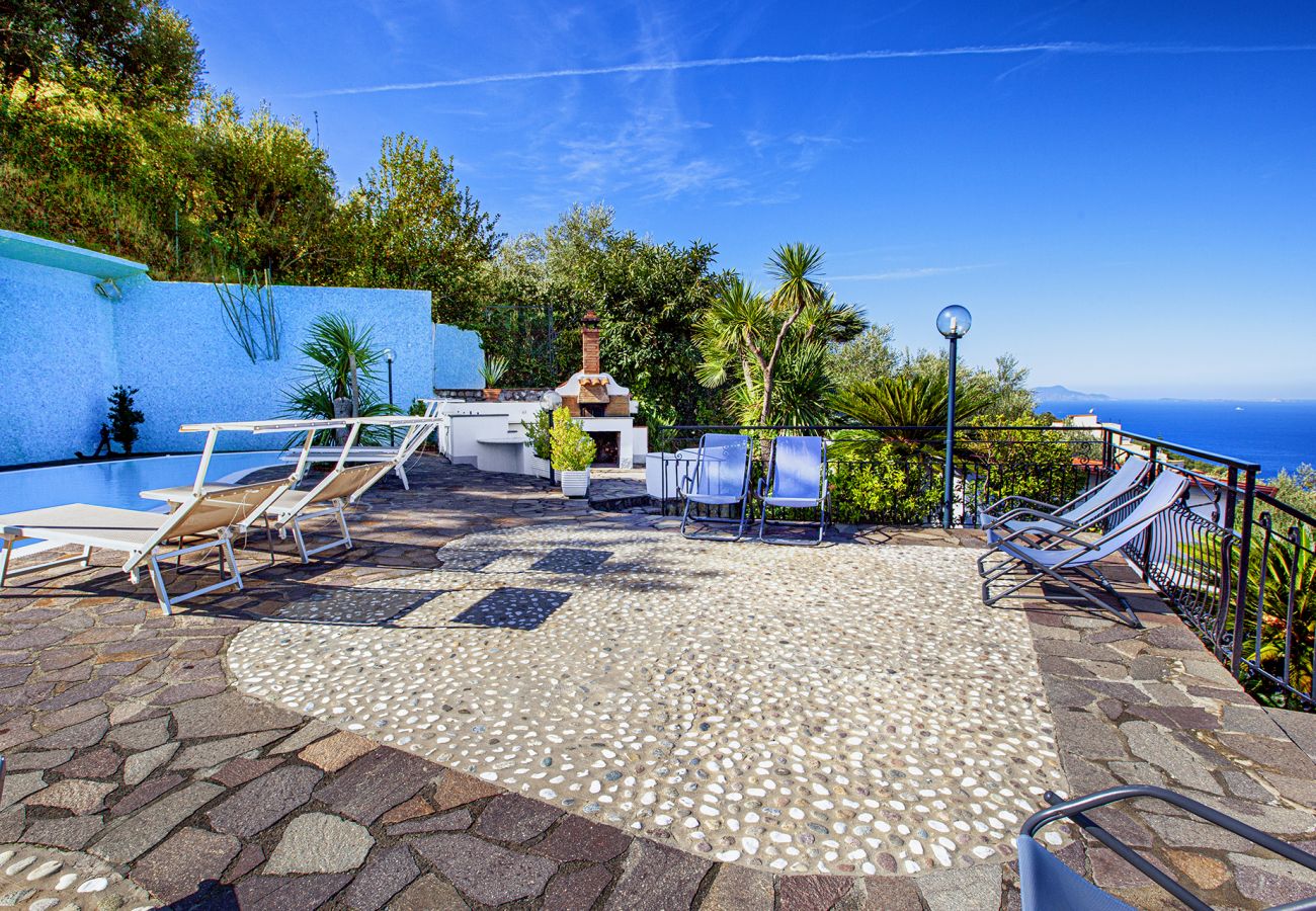 Villa a Sorrento - AMORE RENTALS - Villa Bianca con Piscina Privata, Vista Mare, Terrazzi, Parcheggio e Barbecue