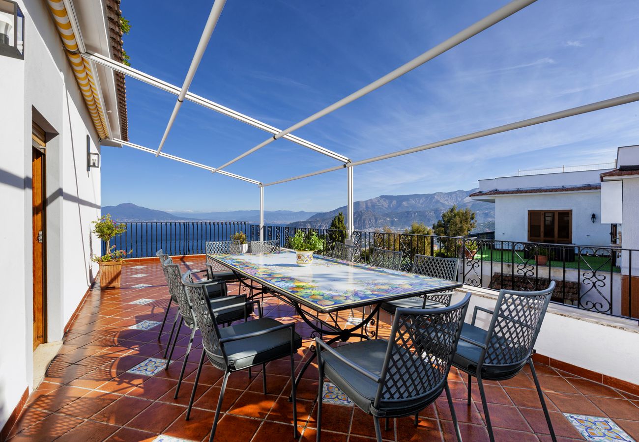 Villa a Sorrento - AMORE RENTALS - Villa Bianca con Piscina Privata, Vista Mare, Terrazzi, Parcheggio e Barbecue