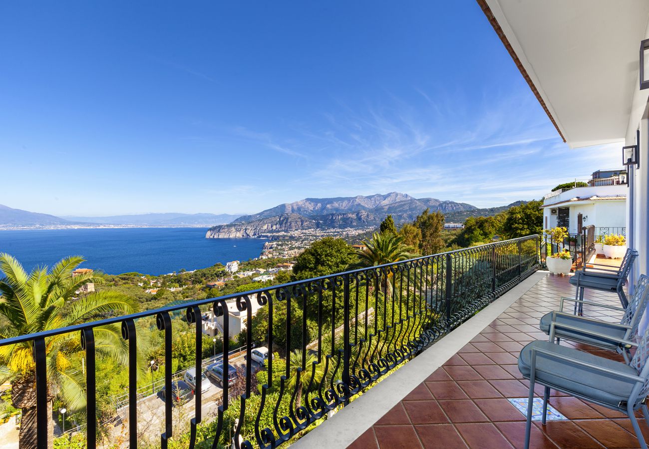 Villa a Sorrento - AMORE RENTALS - Villa Bianca con Piscina Privata, Vista Mare, Terrazzi, Parcheggio e Barbecue