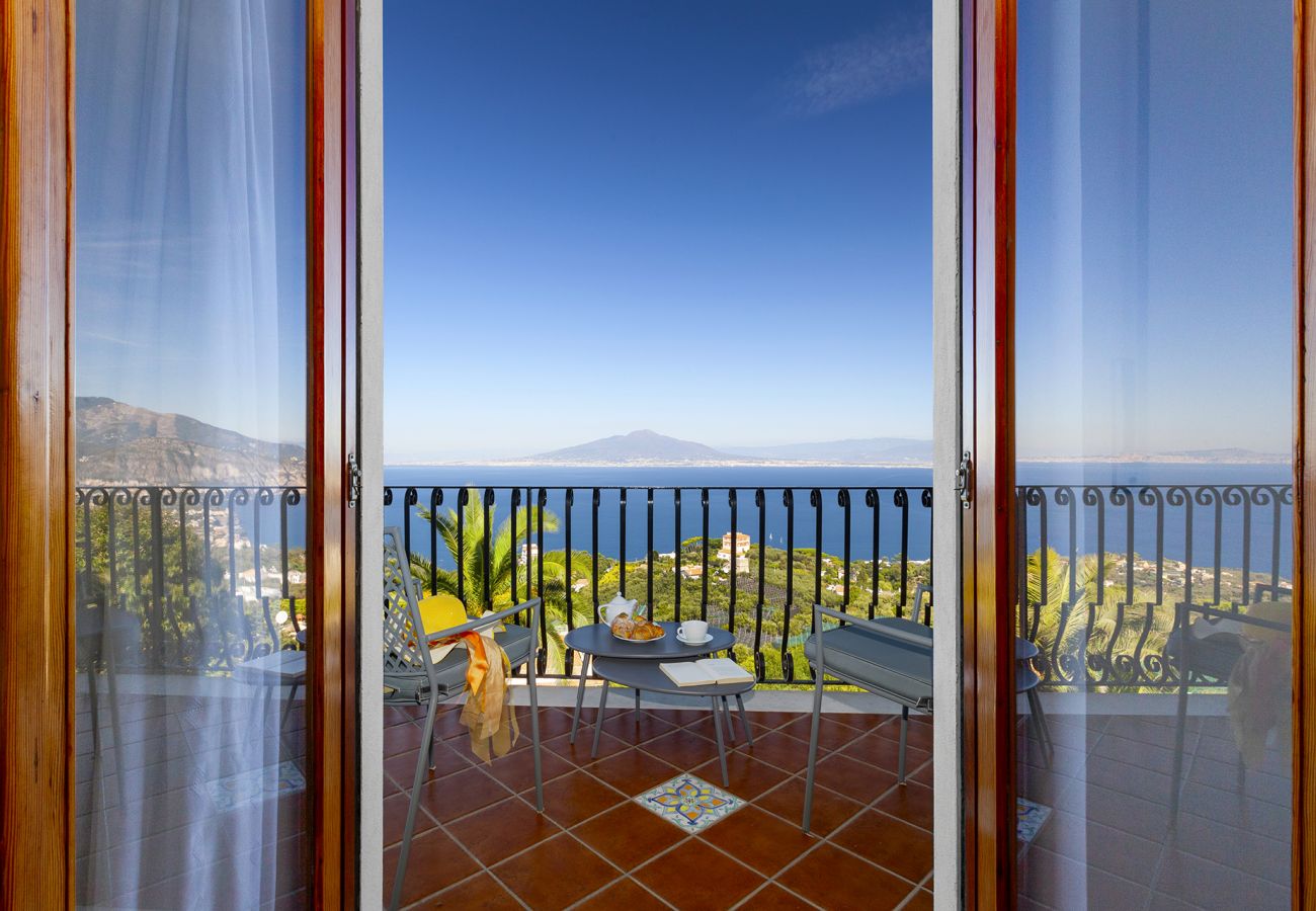 Villa a Sorrento - AMORE RENTALS - Villa Bianca con Piscina Privata, Vista Mare, Terrazzi, Parcheggio e Barbecue