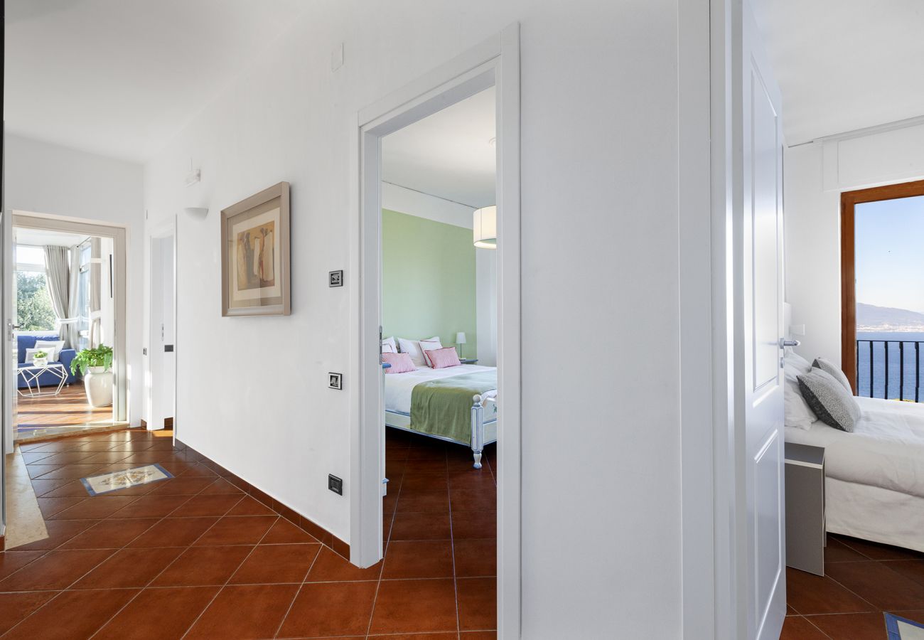 Villa a Sorrento - AMORE RENTALS - Villa Bianca con Piscina Privata, Vista Mare, Terrazzi, Parcheggio e Barbecue