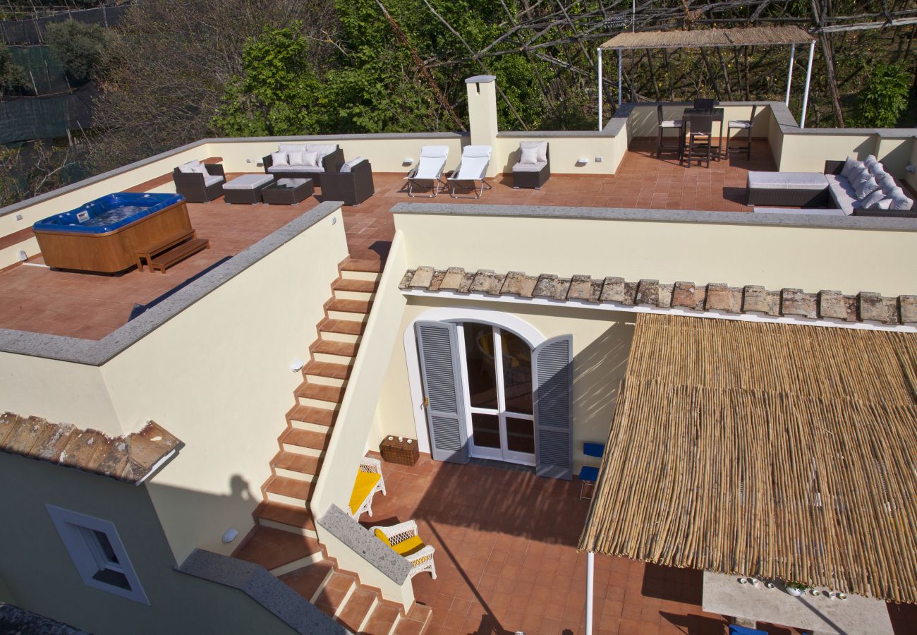 Villa a Massa Lubrense - AMORE RENTALS - Villa Stella con Piscina Privata, Vista Mare, Terrazzi e Parcheggio