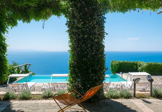 Villa a Sant´Agata sui Due Golfi - Villa Raffaella con Piscina Privata, Vista Mare, Parcheggio e Giardino