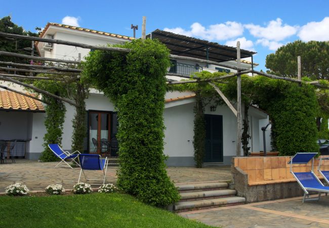 Villa a Sant´Agata sui Due Golfi - Villa Raffaella con Piscina Privata, Vista Mare, Parcheggio e Giardino