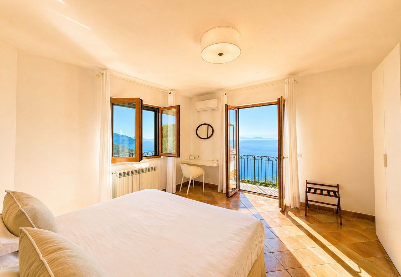 Villa a Sant´Agata sui Due Golfi - AMORE RENTALS - Villa Raffaella con Piscina Privata e Vista Mare