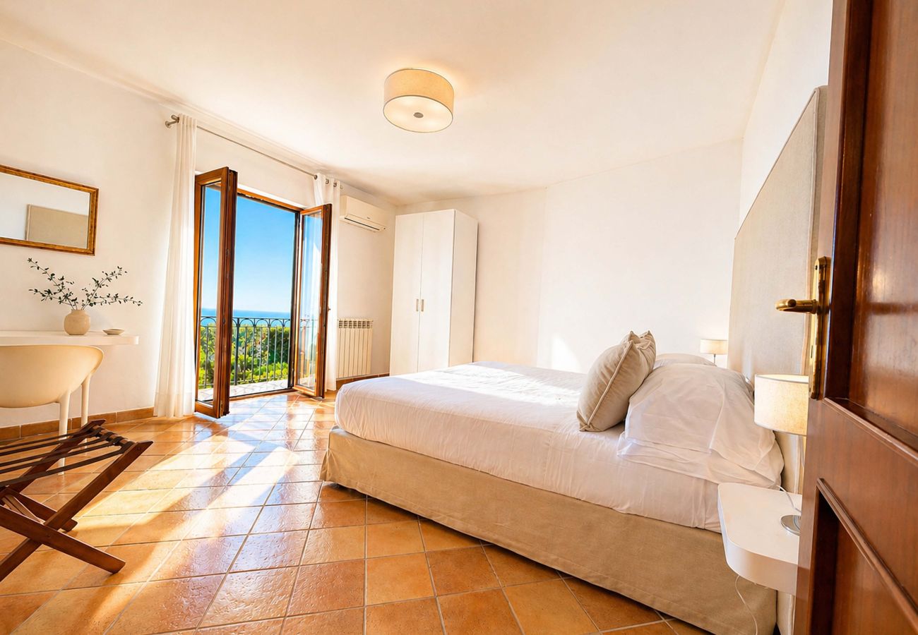 Villa a Sant´Agata sui Due Golfi - AMORE RENTALS - Villa Raffaella con Piscina Privata e Vista Mare
