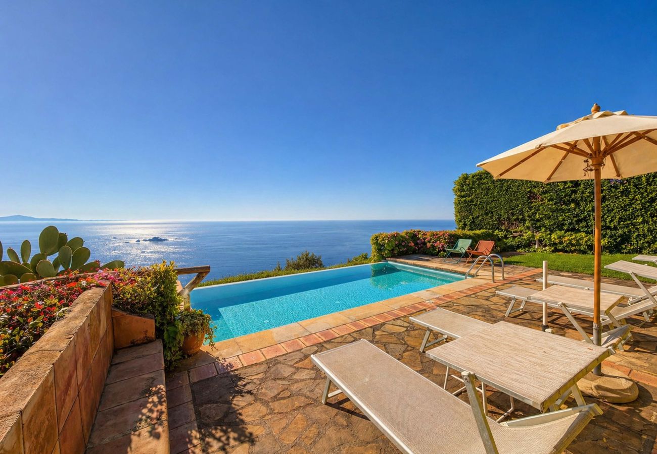 Villa a Sant´Agata sui Due Golfi - AMORE RENTALS - Villa Raffaella con Piscina Privata e Vista Mare