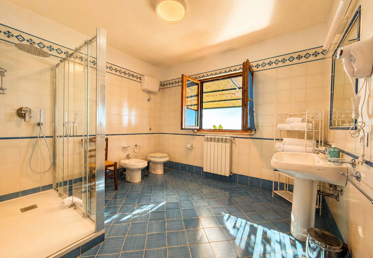 Villa a Sant´Agata sui Due Golfi - AMORE RENTALS - Villa Raffaella con Piscina Privata e Vista Mare