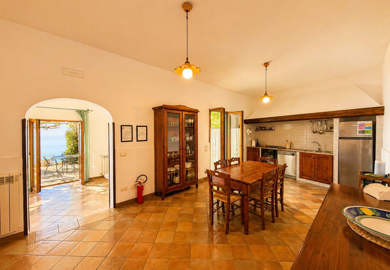 Villa a Sant´Agata sui Due Golfi - AMORE RENTALS - Villa Raffaella con Piscina Privata e Vista Mare