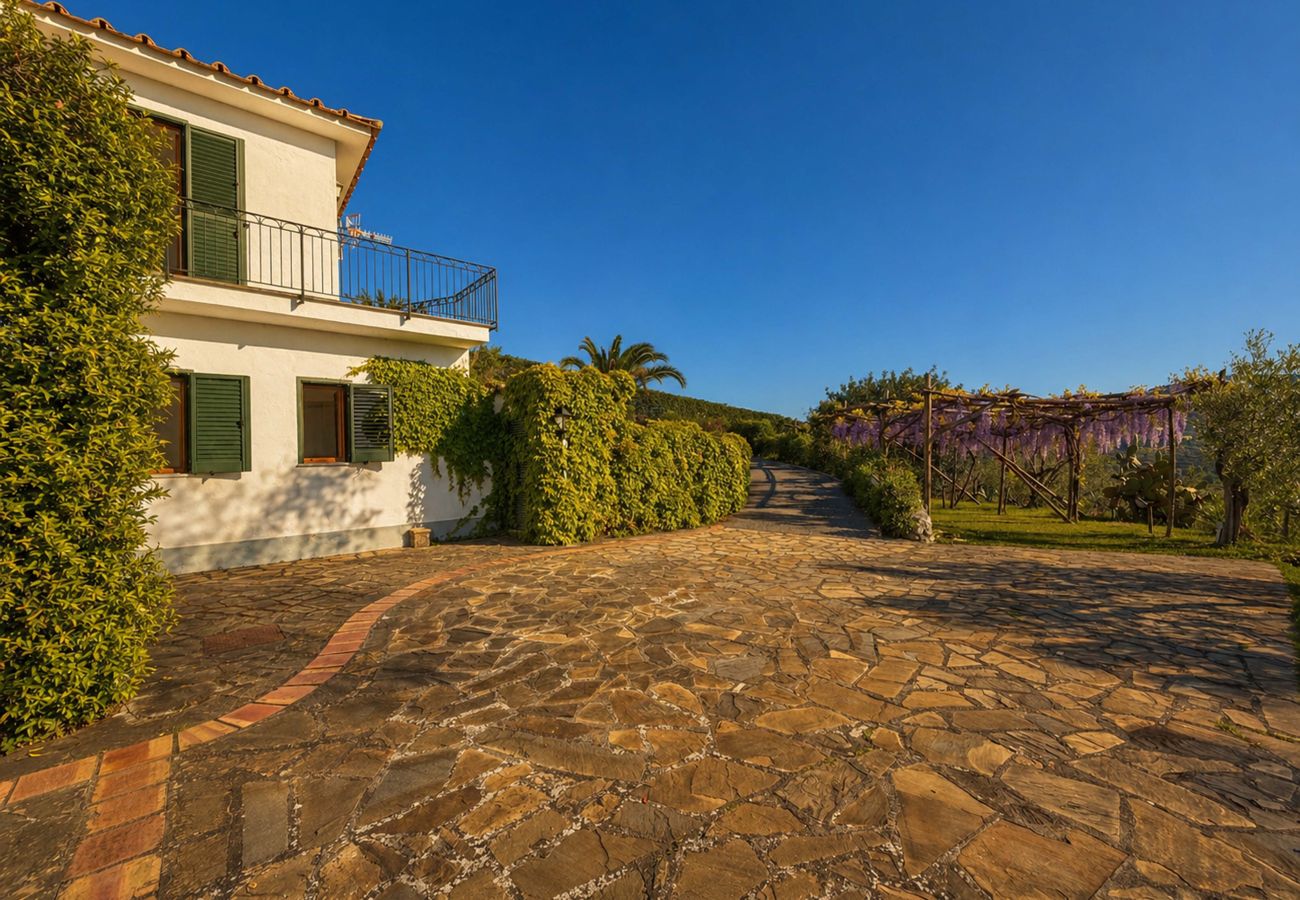 Villa a Sant´Agata sui Due Golfi - AMORE RENTALS - Villa Raffaella con Piscina Privata e Vista Mare
