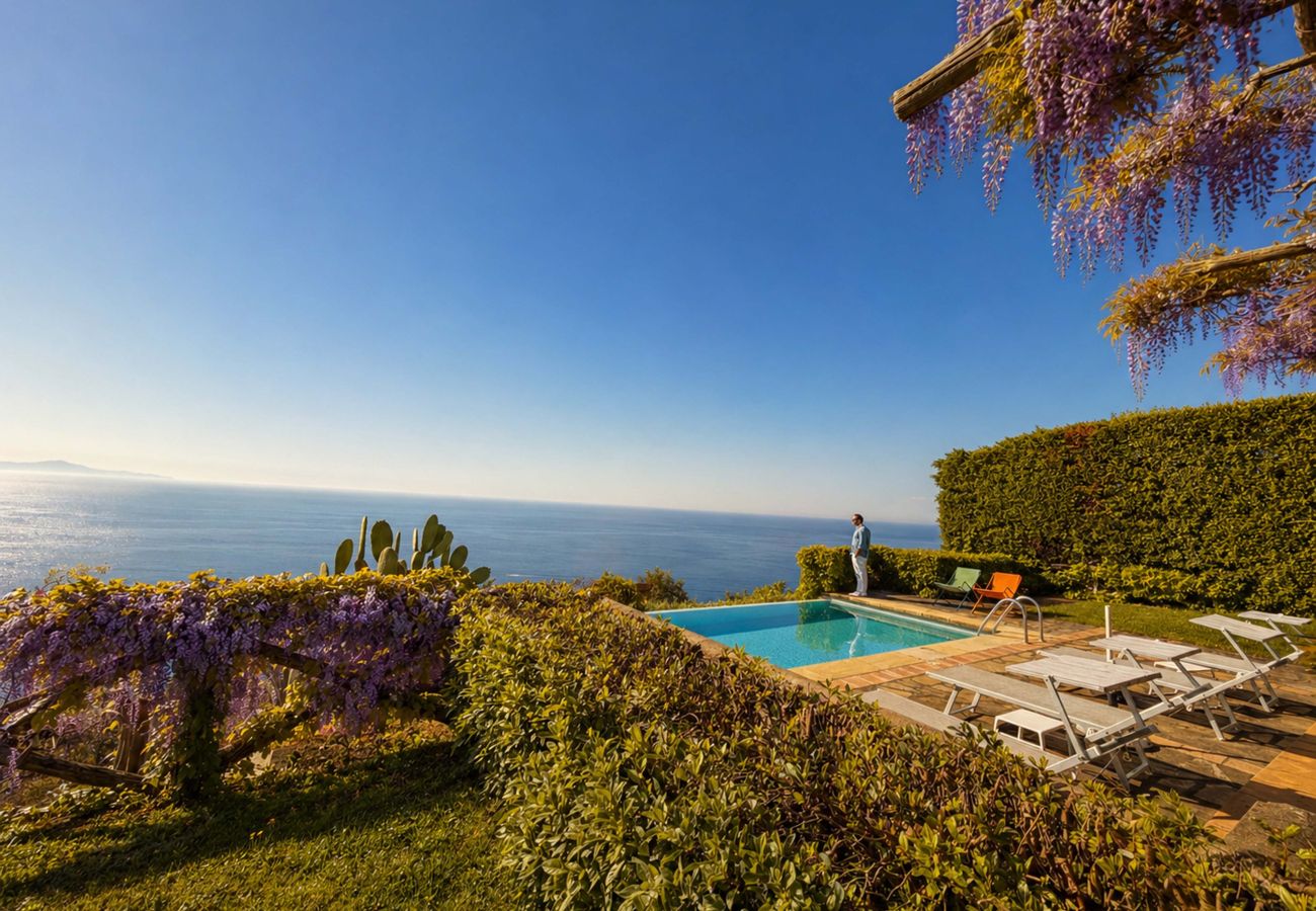Villa a Sant´Agata sui Due Golfi - AMORE RENTALS - Villa Raffaella con Piscina Privata e Vista Mare