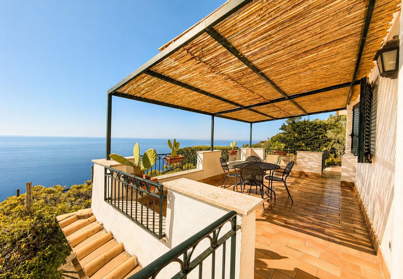 Villa a Sant´Agata sui Due Golfi - AMORE RENTALS - Villa Raffaella con Piscina Privata e Vista Mare
