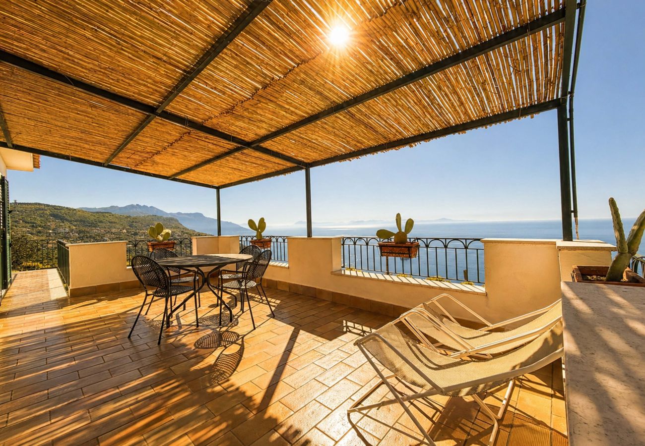 Villa a Sant´Agata sui Due Golfi - AMORE RENTALS - Villa Raffaella con Piscina Privata e Vista Mare