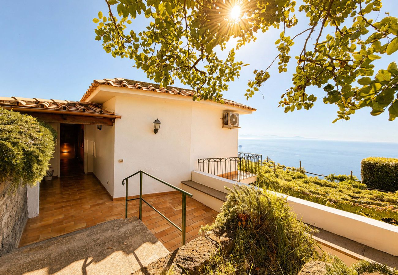 Villa a Sant´Agata sui Due Golfi - AMORE RENTALS - Villa Raffaella con Piscina Privata e Vista Mare