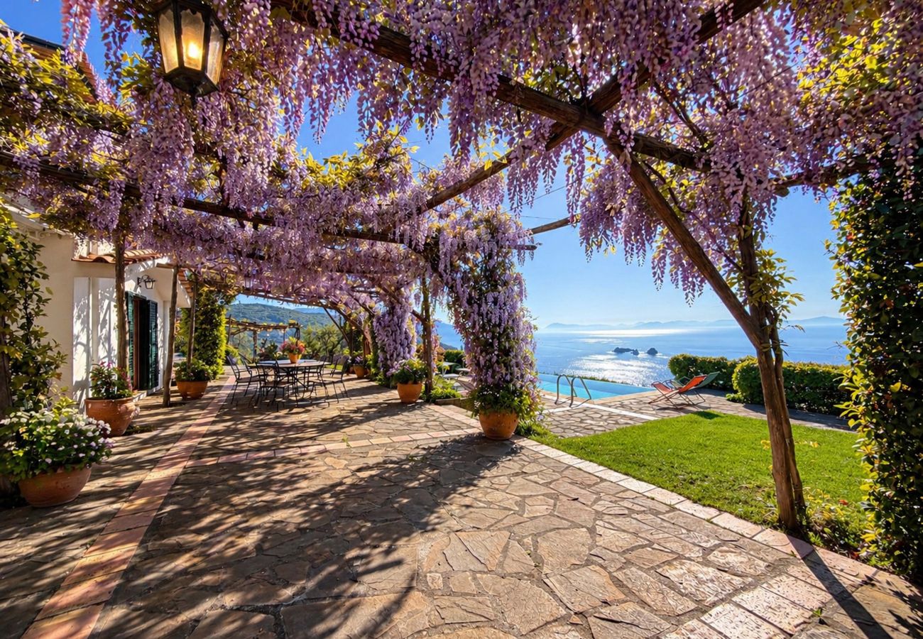 Villa a Sant´Agata sui Due Golfi - AMORE RENTALS - Villa Raffaella con Piscina Privata e Vista Mare