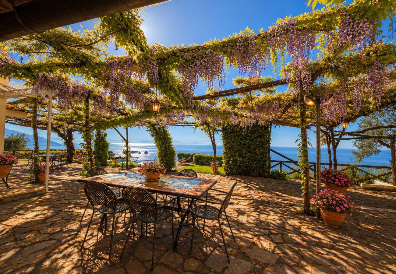 Villa a Sant´Agata sui Due Golfi - AMORE RENTALS - Villa Raffaella con Piscina Privata e Vista Mare