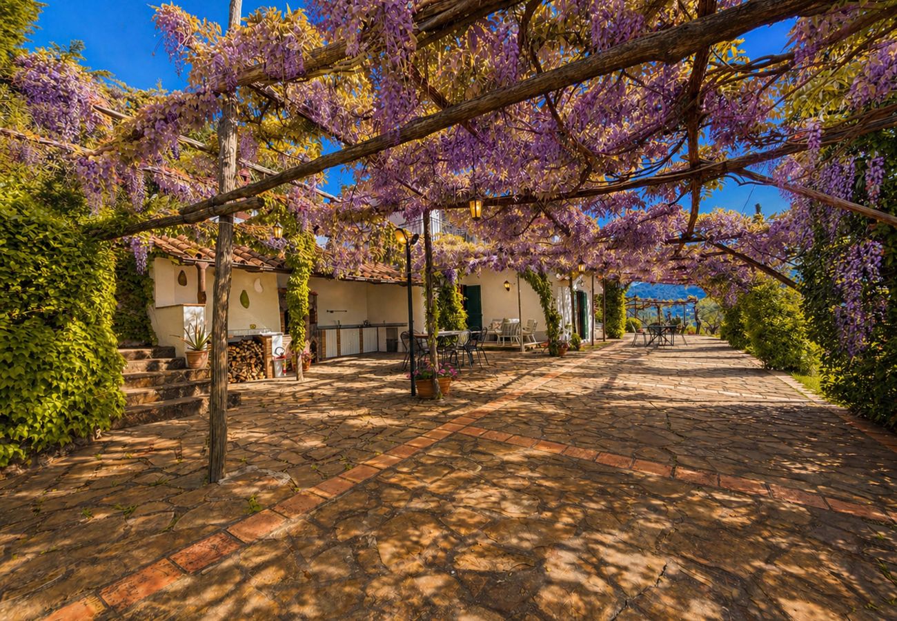 Villa a Sant´Agata sui Due Golfi - AMORE RENTALS - Villa Raffaella con Piscina Privata e Vista Mare