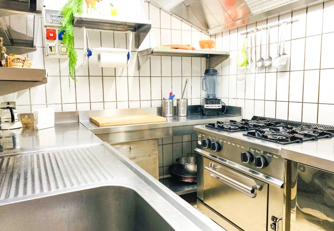 Villa a Sant´Agnello - AMORE RENTALS - Villa Calisto con Piscina Privata, Giardino, Jacuzzi, Vista Maree Parcheggio Villa a Sant´Agnello - AMORE RENTALS - Villa Calisto con Piscina Privata, Giardino, Jacuzzi, Vista Maree Parcheggio