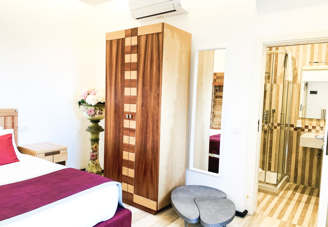 Villa a Sant´Agnello - AMORE RENTALS - Villa Calisto con Piscina Privata, Giardino, Jacuzzi, Vista Maree Parcheggio