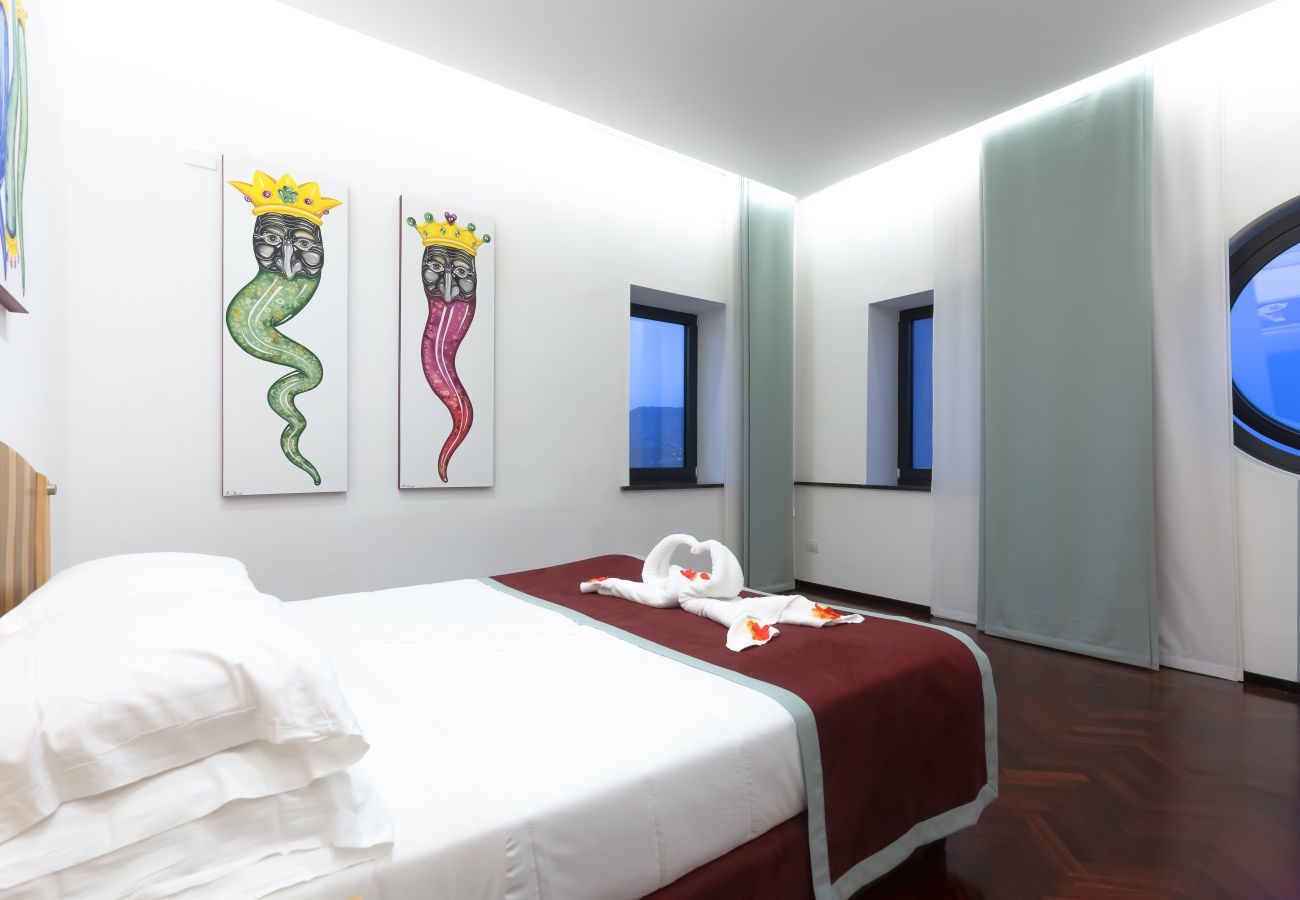 Villa a Sant´Agnello - AMORE RENTALS - Villa Calisto con Piscina Privata, Giardino, Jacuzzi, Vista Maree Parcheggio