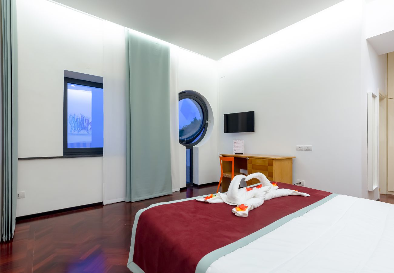 Villa a Sant´Agnello - AMORE RENTALS - Villa Calisto con Piscina Privata, Giardino, Jacuzzi, Vista Maree Parcheggio